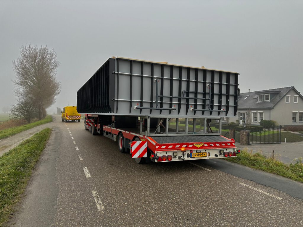 Exceptioneel breedte vervoer van zwembad op een Numan vrachtwagen.
