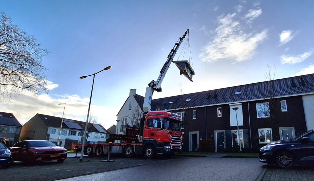 Autolaadkraan dakkapel installatie.