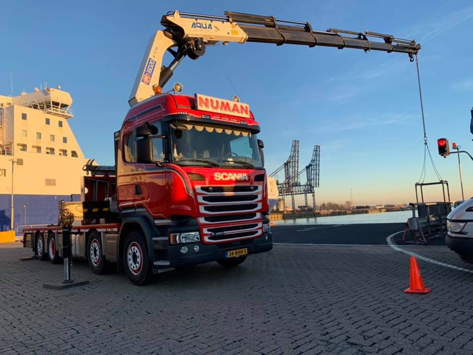 Numan Transport with a crane on the docks