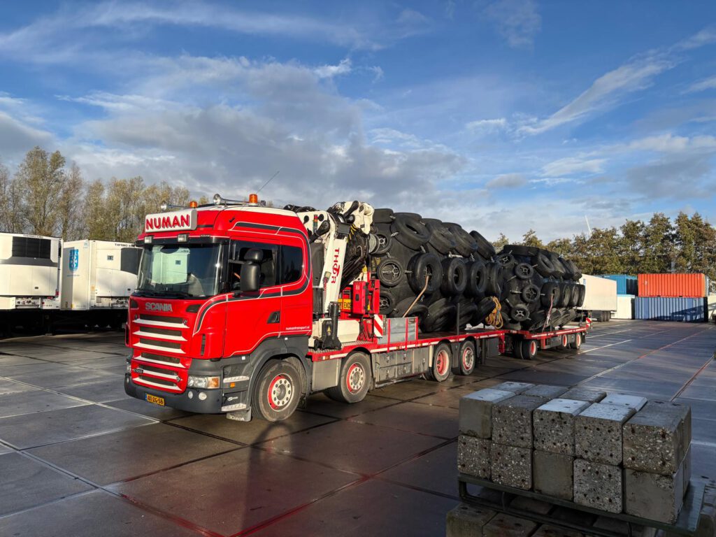 Autolaadkraan van Numan Transport met lading op aanhanger. 