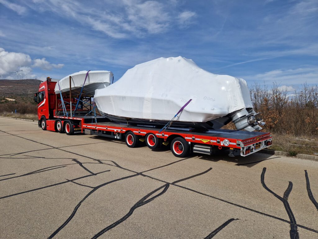 Semi Dieplader van Numan Transport met twee boten op de trailer geladen. 